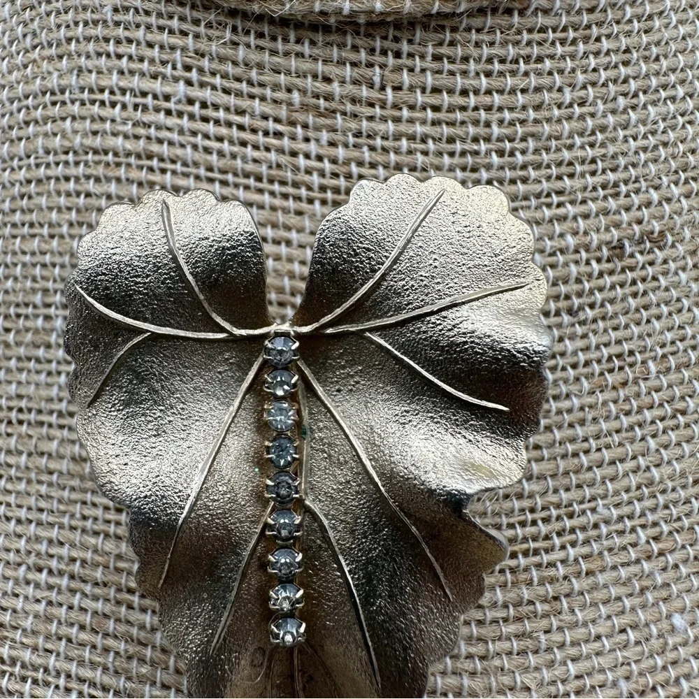 Vintage Brooch Pin Brushed Textured Gold Tone Leaf Crystal Rhinestones Judy Lee